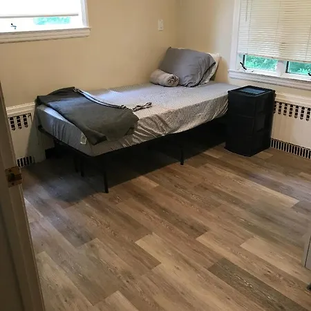1950S Charm In The Heart Of Waterbury Apartment Room photo